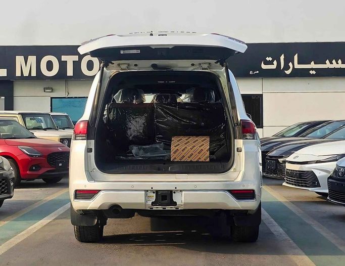 Новый Toyota Land Cruiser 300 Series, 3.3 л, 2022 в Дубае от SK Motors Белый цвет. GCC | AUTO.AE