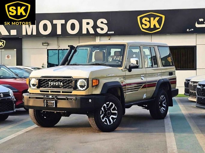 Новый Toyota Land Cruiser 70 Series Рестайлинг 2, 2.8 л, 2025 в Дубае от SK Motors Бежевый цвет. GCC | AUTO.AE