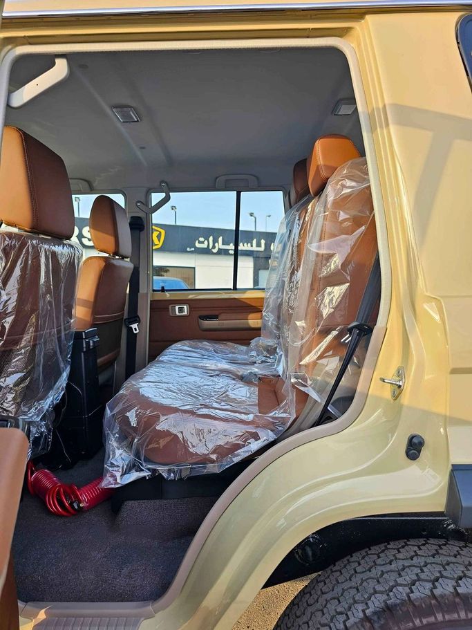 Новый Toyota Land Cruiser 70 Series Рестайлинг 2, 2.8 л, 2025 в Дубае от SK Motors Бежевый цвет. GCC | AUTO.AE