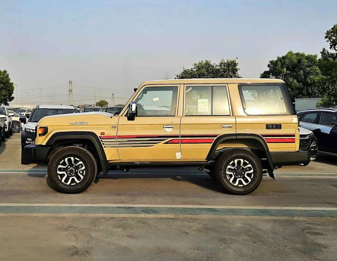 Новый Toyota Land Cruiser 70 Series Рестайлинг 2, 2.8 л, 2025 в Дубае от SK Motors Бежевый цвет. GCC | AUTO.AE
