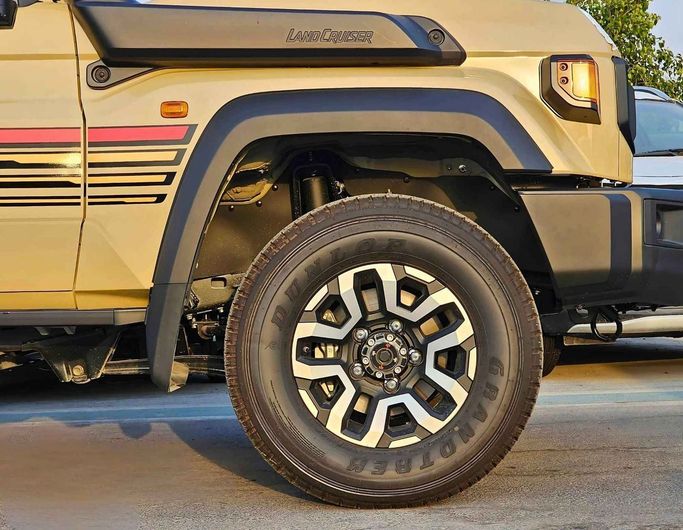 Новый Toyota Land Cruiser 70 Series Рестайлинг 2, 2.8 л, 2025 в Дубае от SK Motors Бежевый цвет. GCC | AUTO.AE