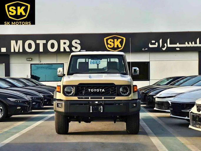 Новый Toyota Land Cruiser 70 Series Рестайлинг 2, 4.0 л, 2025 в Дубае от SK Motors Бежевый цвет. GCC | AUTO.AE