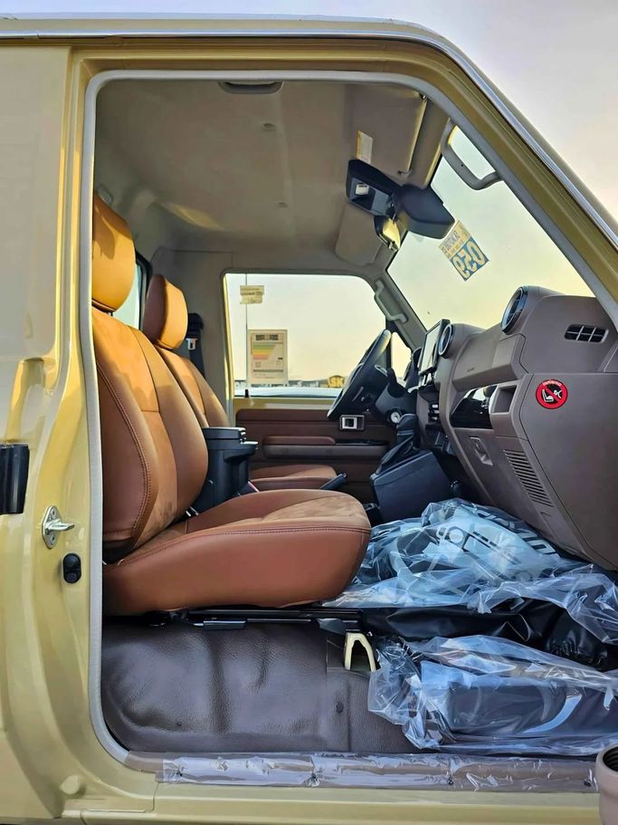 Новый Toyota Land Cruiser 70 Series Рестайлинг 2, 4.0 л, 2025 в Дубае от SK Motors Бежевый цвет. GCC | AUTO.AE