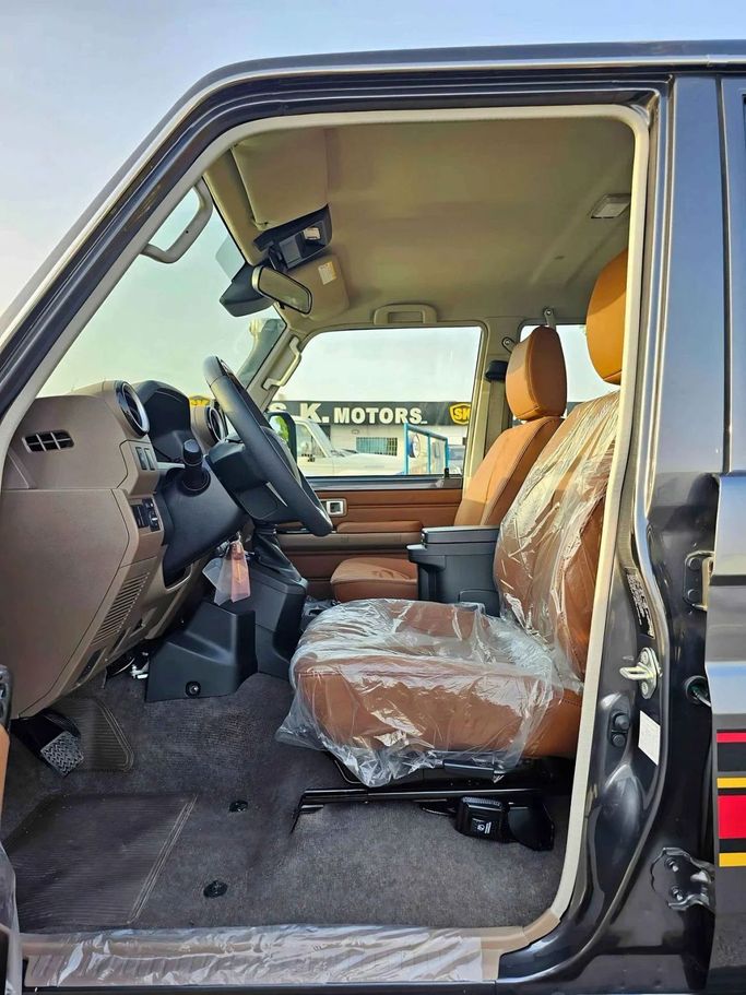 Новый Toyota Land Cruiser 70 Series Рестайлинг 2, 2.8 л, 2025 в Дубае от SK Motors Серый цвет. GCC | AUTO.AE