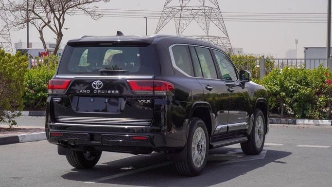 Новый Toyota Land Cruiser 300 Series, 3.3 л, 2025 в Дубае от Najem Motors Черный цвет. GCC | AUTO.AE