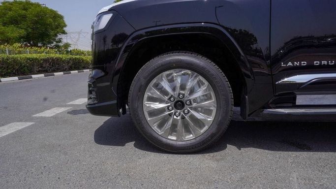 Новый Toyota Land Cruiser 300 Series, 3.3 л, 2025 в Дубае от Najem Motors Черный цвет. GCC | AUTO.AE