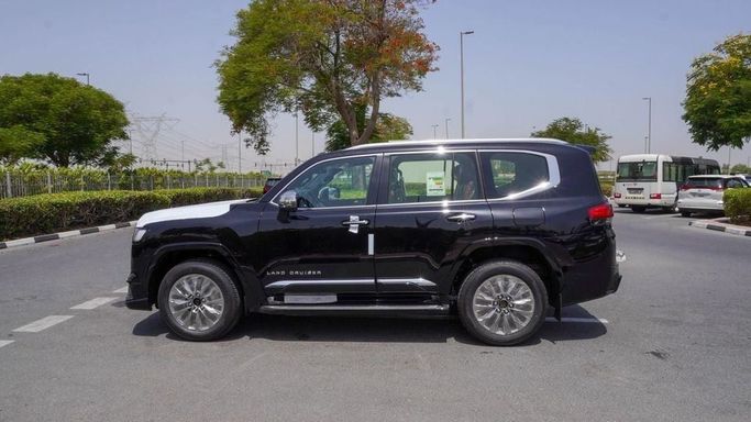 Новый Toyota Land Cruiser 300 Series, 3.3 л, 2025 в Дубае от Najem Motors Черный цвет. GCC | AUTO.AE