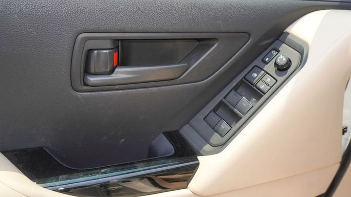 Новый Toyota Land Cruiser 300 Series, 3.4 л, 2025 в Дубае от Najem Motors Белый цвет. GCC | AUTO.AE