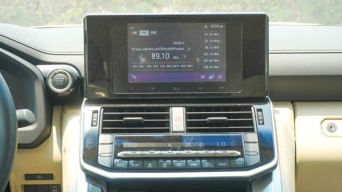 Новый Toyota Land Cruiser 300 Series, 3.4 л, 2025 в Дубае от Najem Motors Белый цвет. GCC | AUTO.AE