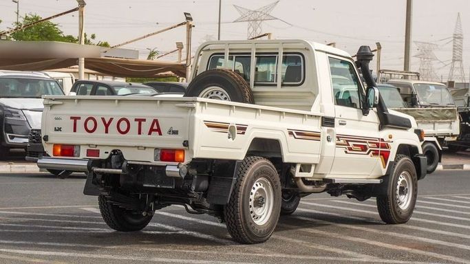 Новый Toyota Land Cruiser 70 Series Рестайлинг 2, 4.5 л, 2025 в Дубае от Najem Motors Белый цвет. GCC | AUTO.AE