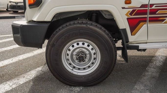 Новый Toyota Land Cruiser 70 Series Рестайлинг 2, 4.5 л, 2025 в Дубае от Najem Motors Белый цвет. GCC | AUTO.AE