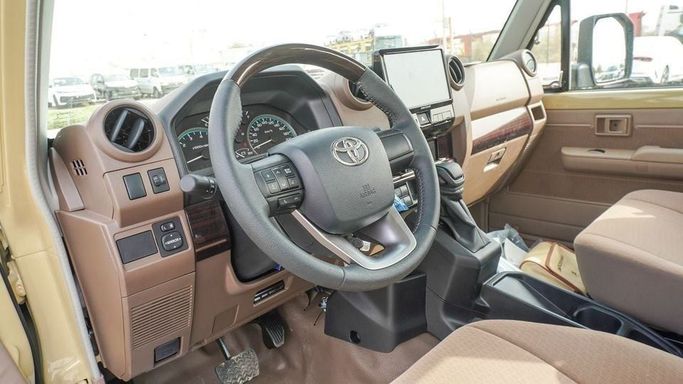 Новый Toyota Land Cruiser 70 Series Рестайлинг 2, 4.0 л, 2025 в Дубае от Najem Motors Бежевый цвет. GCC | AUTO.AE