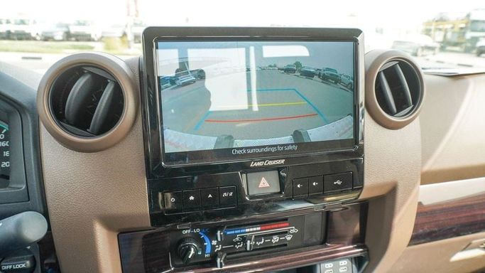 Новый Toyota Land Cruiser 70 Series Рестайлинг 2, 4.0 л, 2025 в Дубае от Najem Motors Бежевый цвет. GCC | AUTO.AE