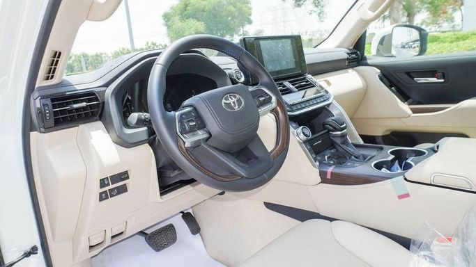 Новый Toyota Land Cruiser 300 Series, 4.0 л, 2025 в Дубае от Najem Motors Белый цвет. GCC | AUTO.AE