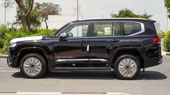 Новый Toyota Land Cruiser 300 Series, 3.4 л, 2025 в Дубае от Najem Motors Черный цвет. GCC | AUTO.AE