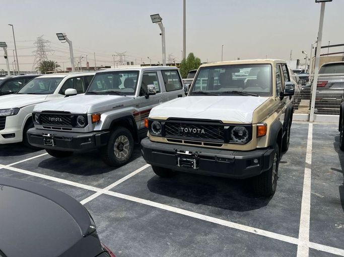 Новый Toyota Land Cruiser 70 Series Рестайлинг 2, 4.0 л, 2025 в Дубае от Najem Motors Бежевый цвет. GCC | AUTO.AE