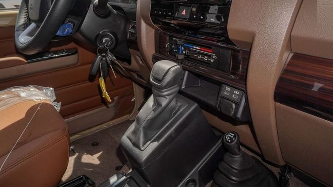 Новый Toyota Land Cruiser 70 Series Рестайлинг 2, 4.0 л, 2025 в Дубае от Najem Motors Бежевый цвет. GCC | AUTO.AE