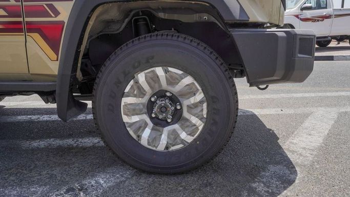 Новый Toyota Land Cruiser 70 Series Рестайлинг 2, 4.0 л, 2025 в Дубае от Najem Motors Бежевый цвет. GCC | AUTO.AE