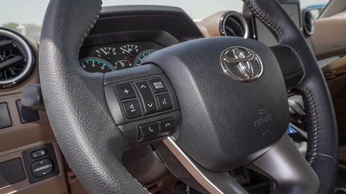 Новый Toyota Land Cruiser 70 Series Рестайлинг 2, 4.0 л, 2025 в Дубае от Najem Motors Бежевый цвет. GCC | AUTO.AE