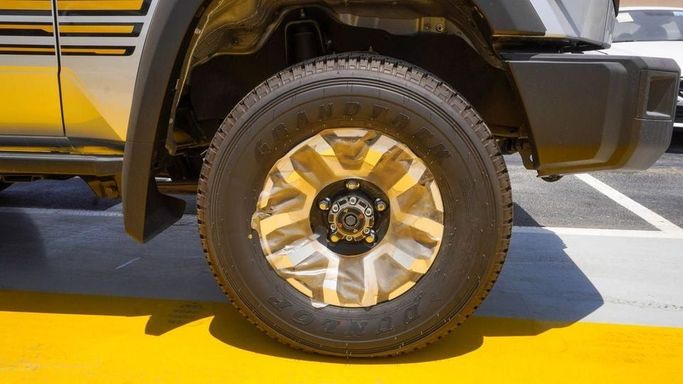 Новый Toyota Land Cruiser 70 Series Рестайлинг 2, 4.0 л, 2025 в Дубае от Najem Motors Серебристый цвет. GCC | AUTO.AE