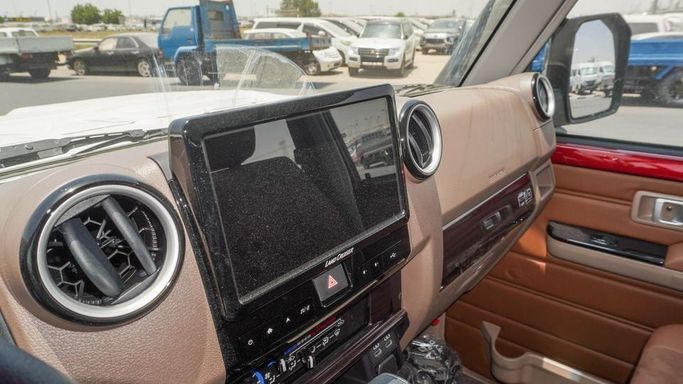 Новый Toyota Land Cruiser 70 Series Рестайлинг 2, 4.0 л, 2025 в Дубае от Najem Motors Красный цвет. GCC | AUTO.AE