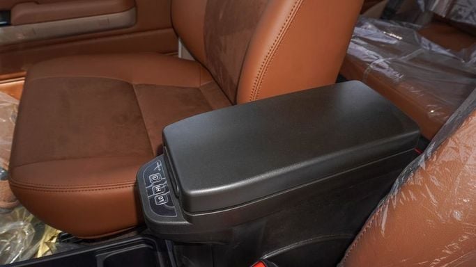 Новый Toyota Land Cruiser 70 Series Рестайлинг 2, 4.0 л, 2025 в Дубае от Najem Motors Белый цвет. GCC | AUTO.AE