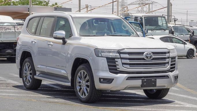 Новый Toyota Land Cruiser 300 Series, 3.4 л, 2024 в Дубае от Najem Motors Белый цвет. GCC | AUTO.AE