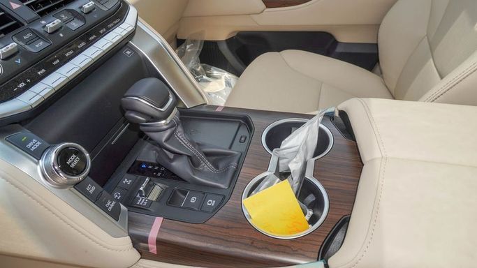 Новый Toyota Land Cruiser 300 Series, 3.4 л, 2024 в Дубае от Najem Motors Белый цвет. GCC | AUTO.AE