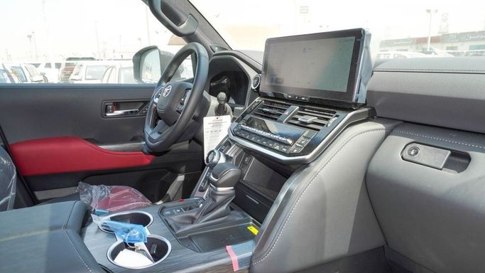 Новый Toyota Land Cruiser 300 Series, 3.4 л, 2025 в Дубае от Najem Motors Белый цвет. GCC | AUTO.AE