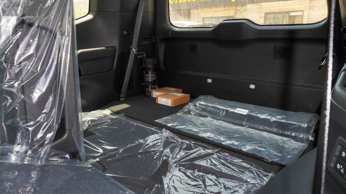 Новый Toyota Land Cruiser 300 Series, 3.4 л, 2025 в Дубае от Najem Motors Белый цвет. GCC | AUTO.AE