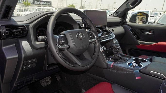 Новый Toyota Land Cruiser 300 Series, 3.4 л, 2025 в Дубае от Najem Motors Черный цвет. GCC | AUTO.AE