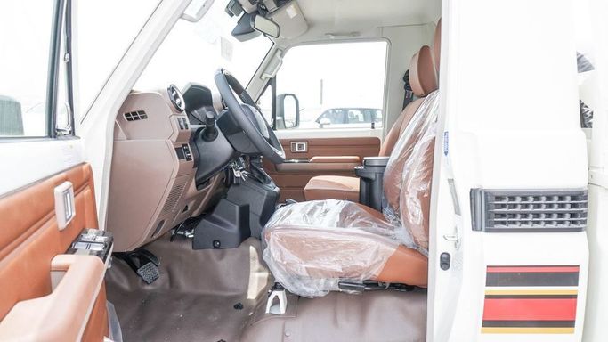 Новый Toyota Land Cruiser 70 Series Рестайлинг 2, 4.0 л, 2025 в Дубае от Najem Motors Белый цвет. GCC | AUTO.AE