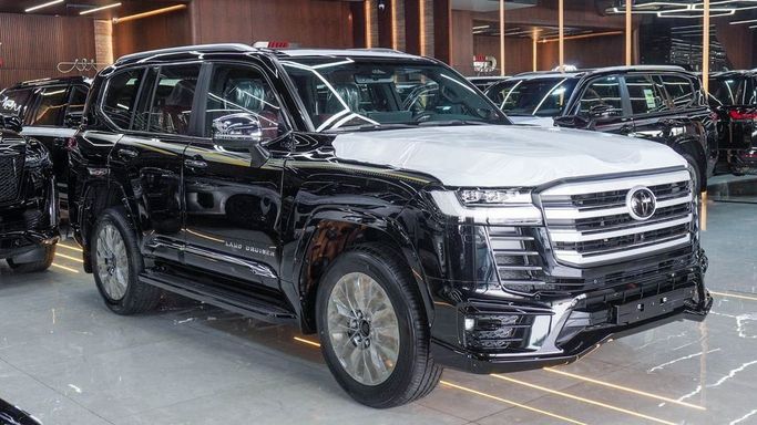Новый Toyota Land Cruiser 300 Series, 3.4 л, 2024 в Дубае от Najem Motors Черный цвет. GCC | AUTO.AE
