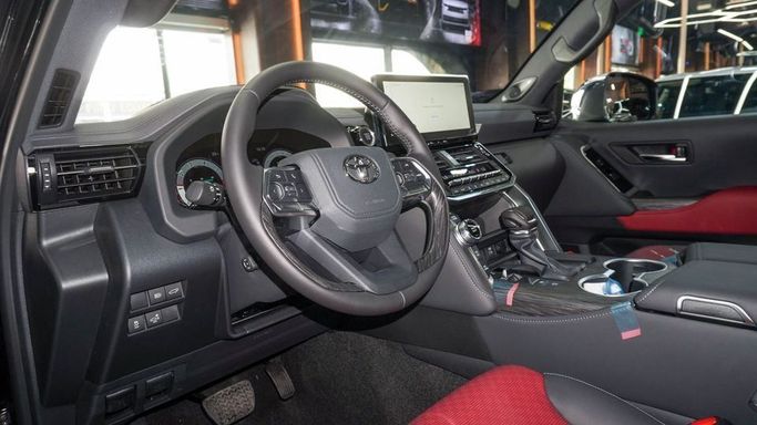 Новый Toyota Land Cruiser 300 Series, 3.4 л, 2024 в Дубае от Najem Motors Черный цвет. GCC | AUTO.AE