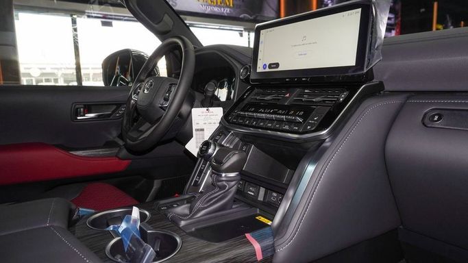 Новый Toyota Land Cruiser 300 Series, 3.4 л, 2025 в Дубае от Najem Motors Черный цвет. GCC | AUTO.AE