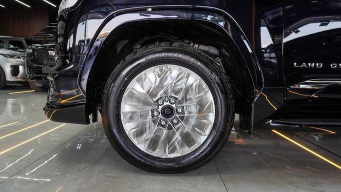 Новый Toyota Land Cruiser 300 Series, 3.4 л, 2025 в Дубае от Najem Motors Черный цвет. GCC | AUTO.AE