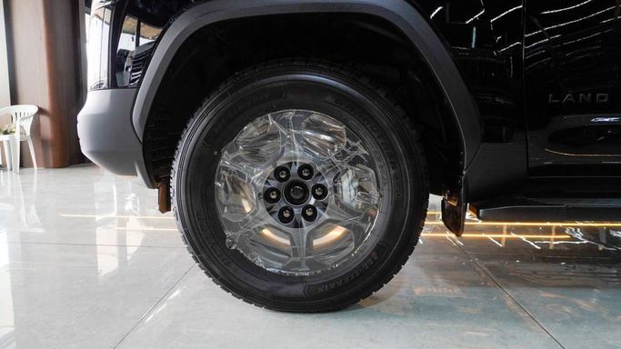 Новый Toyota Land Cruiser 300 Series, 3.4 л, 2025 в Дубае от Najem Motors Черный цвет. GCC | AUTO.AE