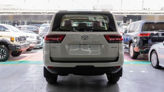 Новый Toyota Land Cruiser 300 Series, 3.4 л, 2024 в Дубае от Najem Motors Белый цвет. GCC | AUTO.AE