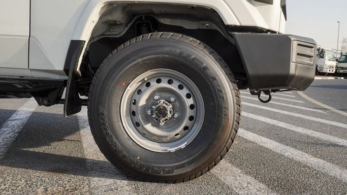 Новый Toyota Land Cruiser 70 Series Рестайлинг 2, 4.0 л, 2025 в Дубае от Najem Motors Белый цвет. GCC | AUTO.AE