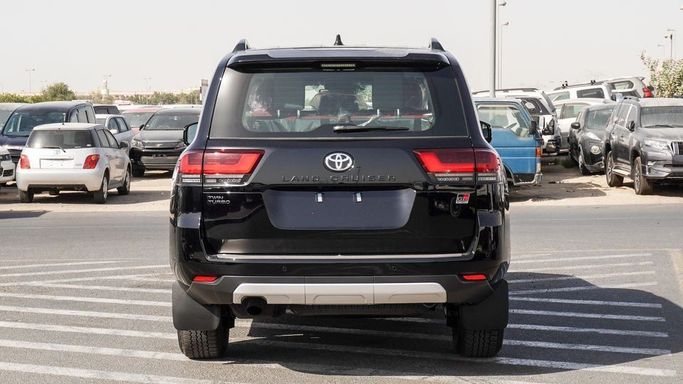 Новый Toyota Land Cruiser 300 Series, 3.4 л, 2025 в Дубае от Najem Motors Черный цвет. GCC | AUTO.AE