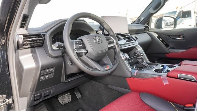 Новый Toyota Land Cruiser 300 Series, 3.4 л, 2025 в Дубае от Najem Motors Черный цвет. GCC | AUTO.AE