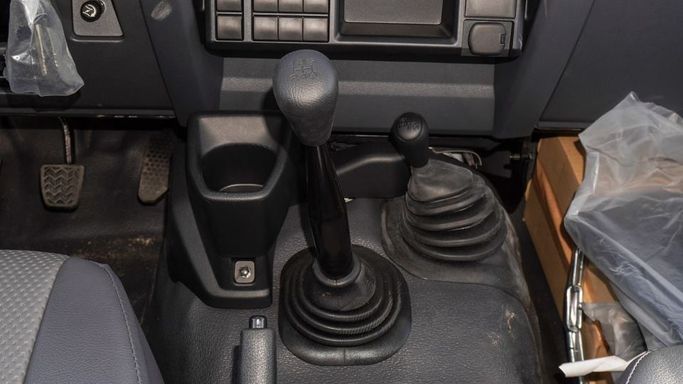 Новый Toyota Land Cruiser 70 Series Рестайлинг 2, 4.5 л, 2025 в Дубае от Najem Motors Белый цвет. GCC | AUTO.AE