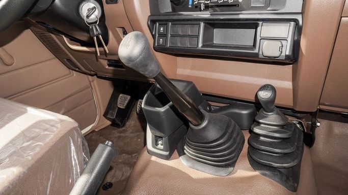 Новый Toyota Land Cruiser 70 Series Рестайлинг 2, 4.0 л, 2025 в Дубае от Najem Motors Белый цвет. GCC | AUTO.AE