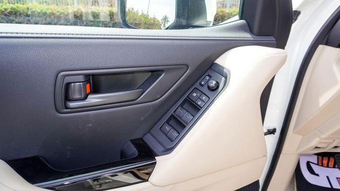 Новый Toyota Land Cruiser 300 Series, 3.4 л, 2024 в Дубае от Najem Motors Белый цвет. GCC | AUTO.AE