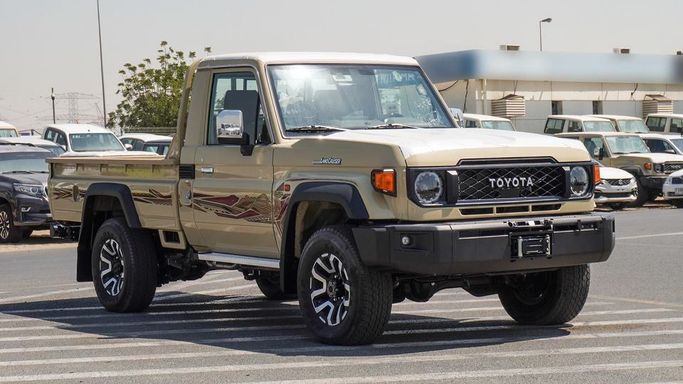 Новый Toyota Land Cruiser 70 Series Рестайлинг 2, 4.0 л, 2025 в Дубае от Najem Motors Бежевый цвет. GCC | AUTO.AE