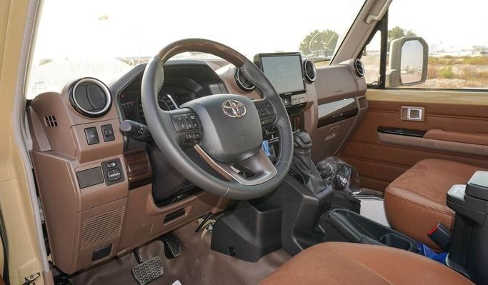 Новый Toyota Land Cruiser 70 Series Рестайлинг 2, 4.0 л, 2025 в Дубае от Najem Motors Бежевый цвет. GCC | AUTO.AE