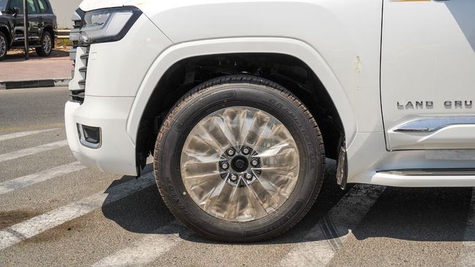 Новый Toyota Land Cruiser 300 Series, 3.4 л, 2025 в Дубае от Najem Motors Белый цвет. GCC | AUTO.AE