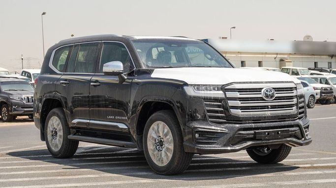 Новый Toyota Land Cruiser 300 Series, 3.4 л, 2025 в Дубае от Najem Motors Черный цвет. GCC | AUTO.AE