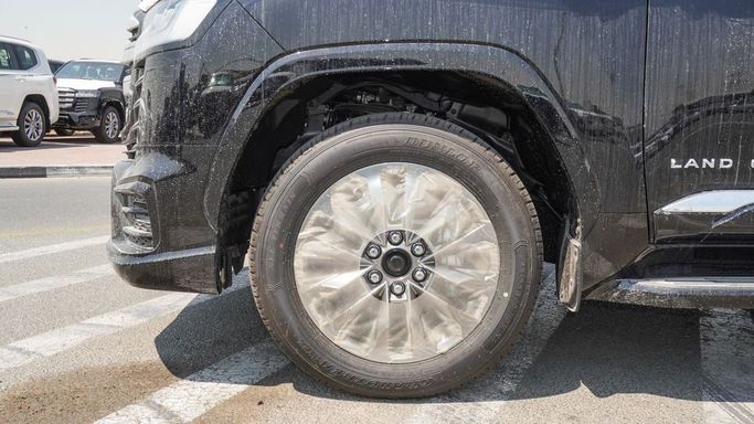 Новый Toyota Land Cruiser 300 Series, 3.4 л, 2025 в Дубае от Najem Motors Черный цвет. GCC | AUTO.AE