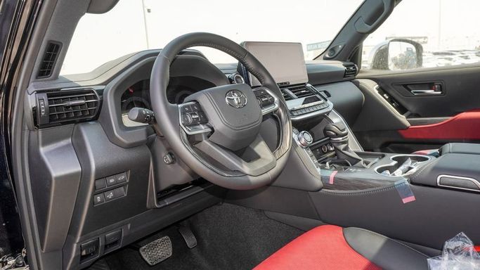 Новый Toyota Land Cruiser 300 Series, 3.4 л, 2025 в Дубае от Najem Motors Черный цвет. GCC | AUTO.AE